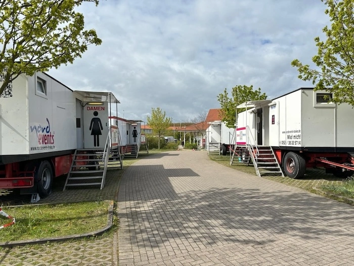 Toilettenwagen mit Tank bei einem Festival