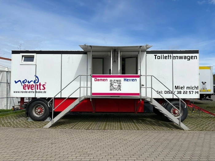 Moderner Toilettenwagen mit integriertem Tank für Events