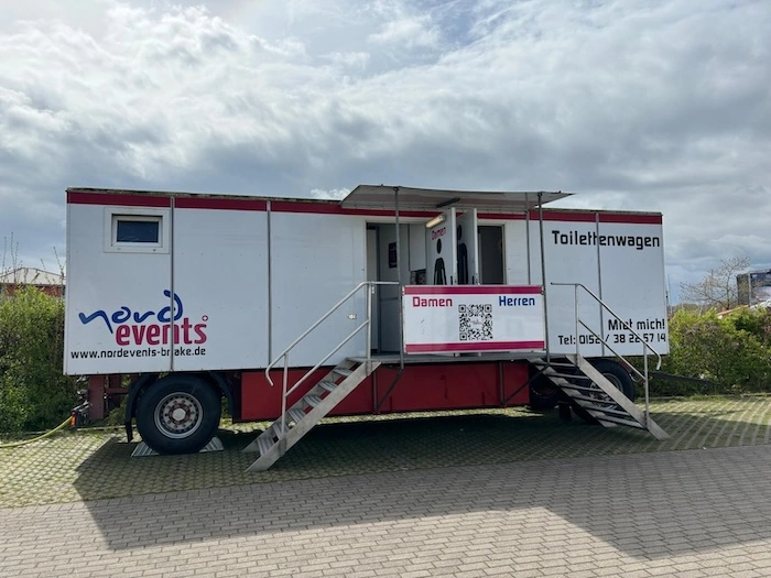 Sauberer Toilettenwagen bereit für Veranstaltung